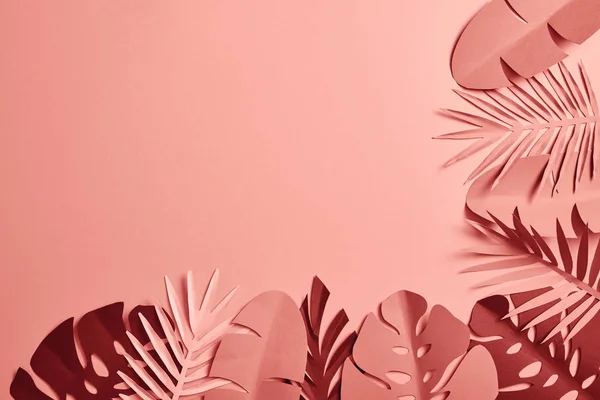 Draufsicht auf Papier geschnitten verschiedene Palmblätter auf rosa Hintergrund mit Kopierraum — Stockfoto