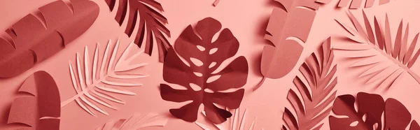 Vue du dessus des feuilles de palmier coupées en papier sur fond rose, motif sans couture, prise de vue panoramique — Photo de stock