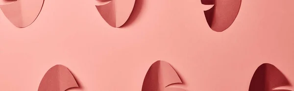 Plano panorámico de hojas de palma cortadas de papel sobre fondo rosa, patrón sin costuras - foto de stock