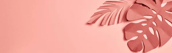 Tiro panorâmico de papel cortar folhas de palma decorativas no fundo rosa — Fotografia de Stock