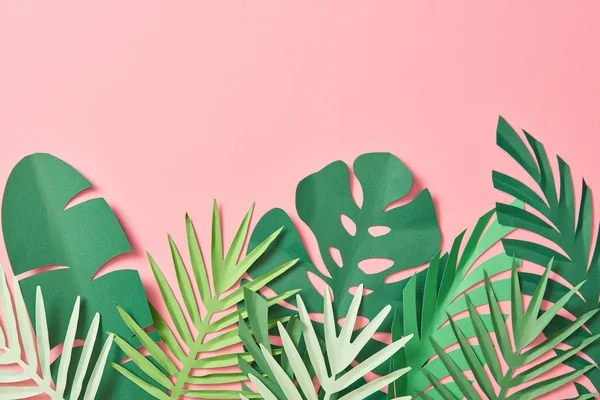 Вид зверху на зелене пальмове листя на рожевому фоні з пробілом для копіювання — стокове фото