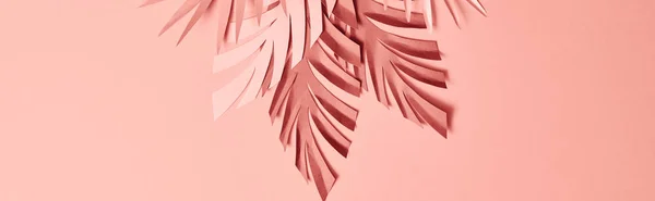 Draufsicht auf bunte, papiergeschnittene Palmblätter auf rosa Hintergrund, Panoramaaufnahme — Stockfoto