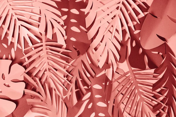 Vista superior de colorido papel cortado hojas de palma de color rosa y burdeos - foto de stock