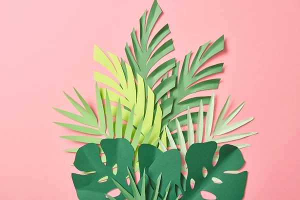 Вид сверху на зеленые пальмовые листья на розовом фоне с копировальным местом — стоковое фото