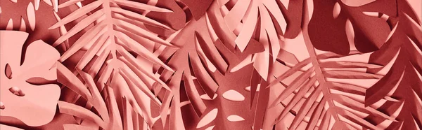 Панорамный снимок бумаги, обрезанной бордовыми и розовыми пальмовыми листьями — стоковое фото