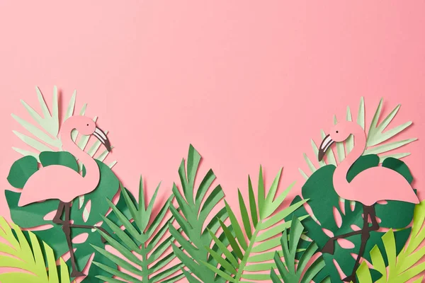 Draufsicht auf Papier geschnittene Flamingos auf grünen Palmblättern auf rosa Hintergrund mit Kopierraum — Stockfoto