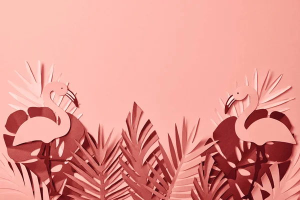 Vista superior de folhas de palma coloridas de corte de papel e flamingos no fundo rosa — Fotografia de Stock