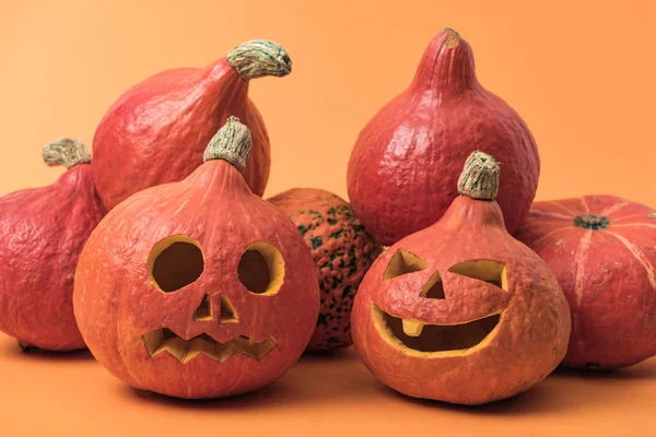 Abóboras de Halloween tradicionais no fundo laranja — Fotografia de Stock