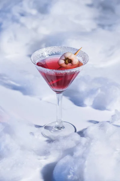 Cocktail de Halloween vermelho em vidro na superfície branca com lã de algodão — Fotografia de Stock