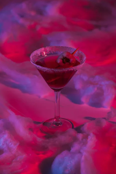 Хелловінський коктейль з ватою в червоному освітленні — стокове фото