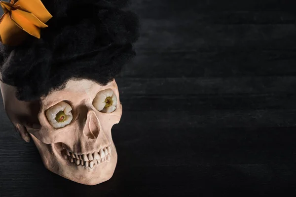 Crânio assustador no fundo preto com espaço de cópia, decoração de Halloween — Fotografia de Stock