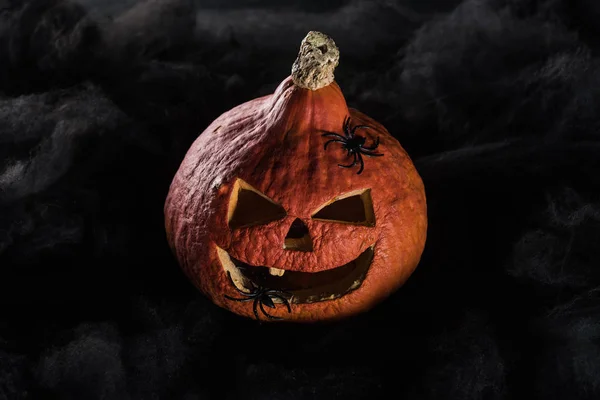 Gruselig geschnitzter Halloween-Kürbis auf schwarzem Hintergrund — Stockfoto