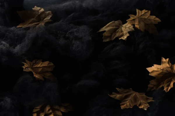 Feuillage jaune sec dans les nuages noirs, décoration Halloween — Photo de stock