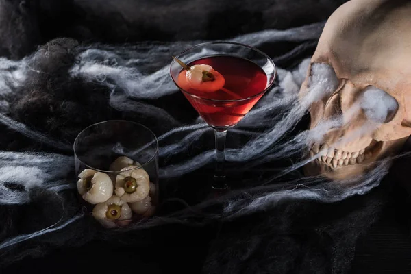 Crânio humano assustador em iluminação vermelha, decoração de Halloween — Fotografia de Stock