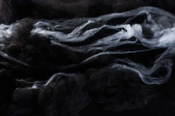 Nuvens de lã de algodão preto e branco, fundo escuro Halloween — Fotografia de Stock