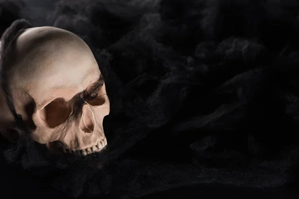 Effrayant crâne humain avec des nuages noirs sombres et l'espace de copie, décoration d'Halloween — Photo de stock