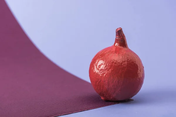 Abóbora pintada colorida vermelha no fundo violeta e roxo — Fotografia de Stock
