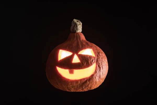 Vue de dessus de effrayant sculpté lanterne Halloween de citrouille isolé sur noir — Photo de stock