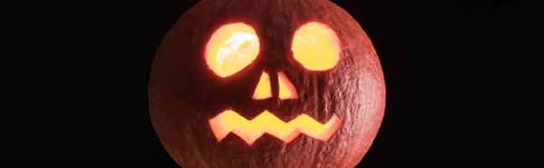 Tiro panorâmico de lanterna de Halloween esculpida assustador de abóbora isolada em preto — Fotografia de Stock