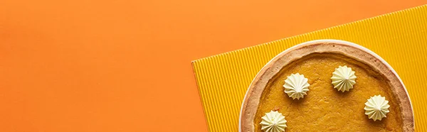 Plan panoramique de délicieuse tarte à la citrouille avec crème fouettée sur la surface orange — Photo de stock