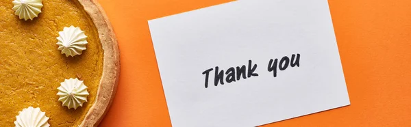 Top view of pumpkin pie and thank you card on orange background, panoramic shot — Stock Photo