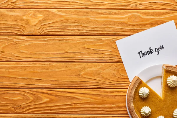 Top view of pumpkin pie and thank you card on wooden table — Stock Photo