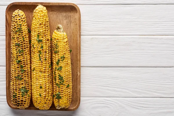 Vue du dessus du maïs grillé servi à table blanche en bois pour le dîner de Thanksgiving — Photo de stock