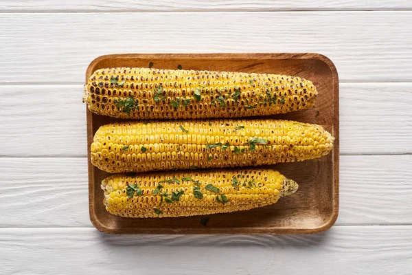 Top view of grilled corn served at white wooden table for Thanksgiving dinner — Stock Photo