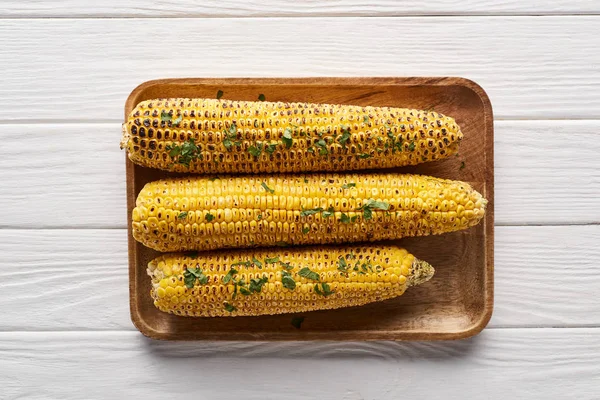 Vue du dessus du maïs grillé servi à table blanche en bois pour le dîner de Thanksgiving — Photo de stock