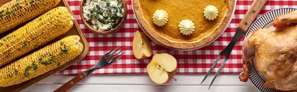 Vista superior del pastel de calabaza, pavo y verduras servidas en la mesa de madera blanca para la cena de Acción de Gracias, plano panorámico - foto de stock