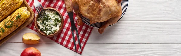 Draufsicht auf Truthahn und Gemüse, serviert an weißem Holztisch mit karierter Serviette zum Dankeschön-Abendessen, Panoramaaufnahme — Stockfoto