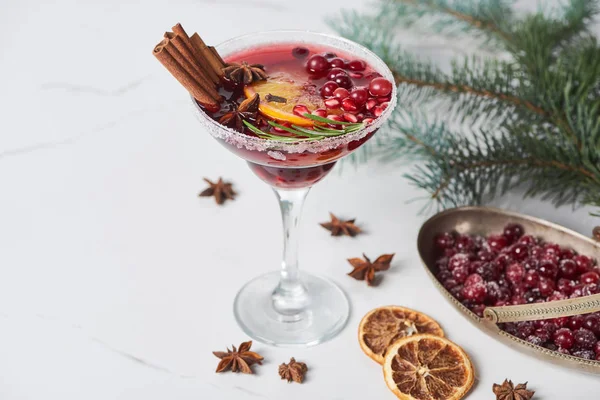 Weihnachtscocktail mit Orange, Granatapfel, Zimt und gefrorenen Preiselbeeren — Stockfoto