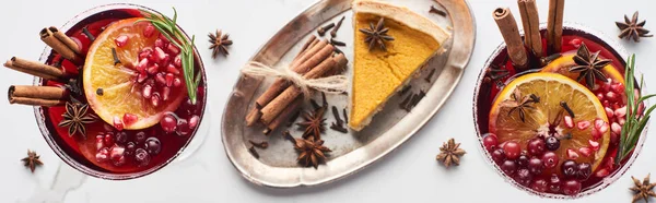 Tiro panorâmico de coquetéis de Natal com laranja, romã, canela e torta na bandeja — Fotografia de Stock