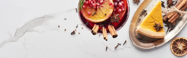 Tiro panorâmico de coquetel de Natal com laranja, romã, canela e torta — Fotografia de Stock