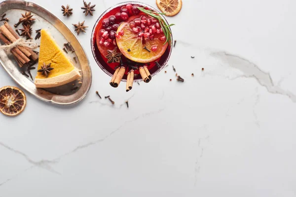 Top view of christmas cocktails with orange, pomegranate, cinnamon and pie on tray — Stock Photo