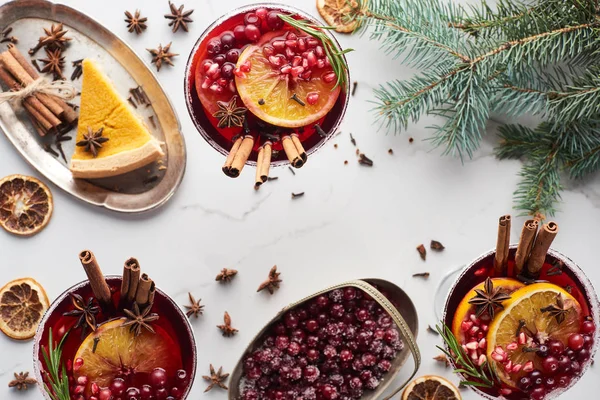 Vista dall'alto di cocktail di Natale con arancia, melograno, cannella, torta su vassoio, mirtillo congelato — Foto stock