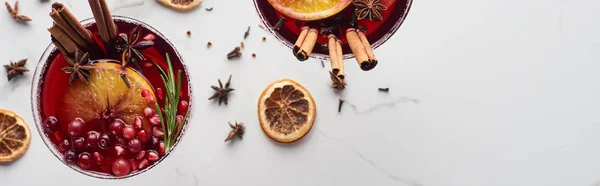 Tiro panorâmico de coquetéis de Natal com laranja, romã, canela — Fotografia de Stock