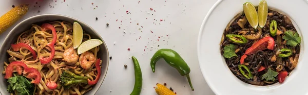 Vista superior de deliciosos macarrão tailandês picante na superfície cinza mármore, tiro panorâmico — Fotografia de Stock