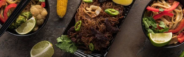 Vista dall'alto di deliziosi spaghetti tailandesi con bacchette sulla superficie in pietra, colpo panoramico — Foto stock