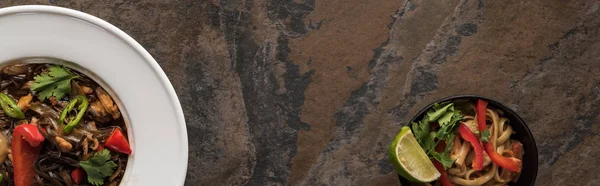 Vista superior de macarrão tailandês e pauzinhos na superfície de pedra, tiro panorâmico — Fotografia de Stock
