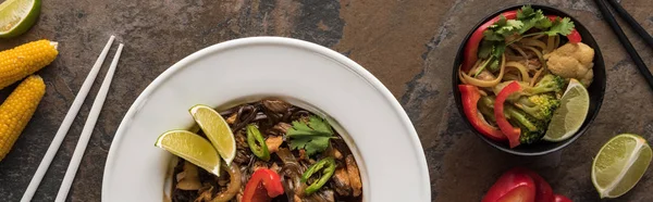 Vista superior de fideos tailandeses con verduras y carne cerca de palillos, plano panorámico, plano panorámico - foto de stock