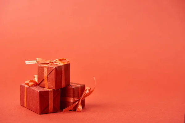 Vermelho presentes no fundo vermelho com espaço de cópia — Fotografia de Stock