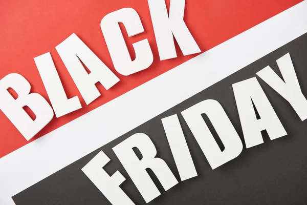 Ansicht von Black Friday Schriftzug auf schwarzem, weißem und rotem Hintergrund — Stockfoto