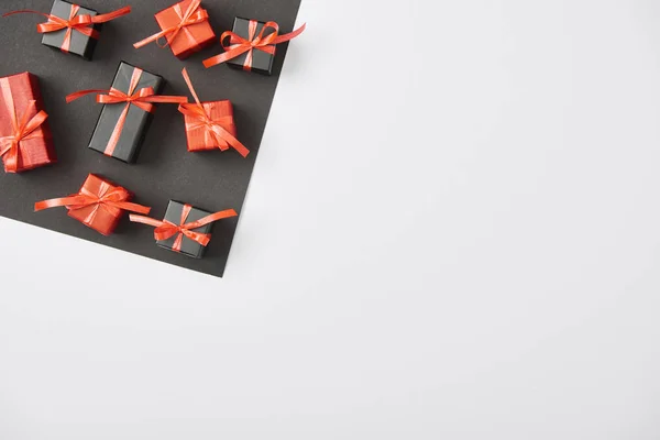 Ansicht von Geschenken auf weißem und schwarzem Hintergrund mit Kopierraum — Stockfoto