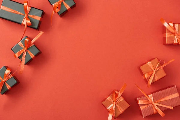 Vista superior de pequeñas cajas de regalo sobre fondo rojo con espacio de copia — Stock Photo