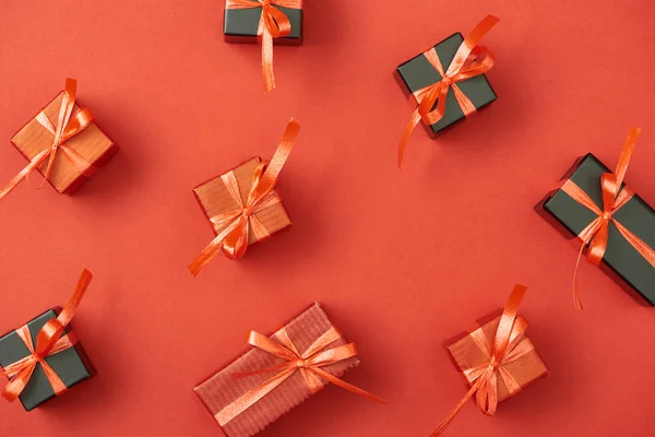 Vista dall'alto di piccole scatole regalo su sfondo rosso — Foto stock