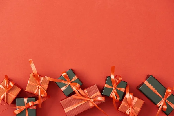 Vista dall'alto di piccole scatole regalo su sfondo rosso con spazio di copia — Foto stock