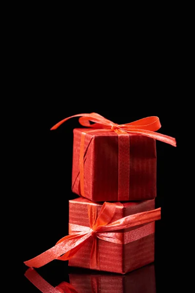 Cadeaux décoratifs rouges isolés sur noir avec espace de copie — Photo de stock