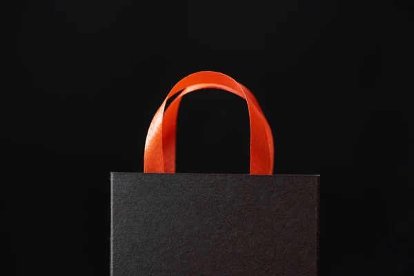 Чорна торгова сумка з червоною ручкою ізольована на чорному — стокове фото