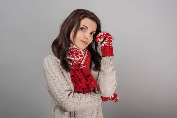 Приваблива жінка в червоних рукавичках і шарфі ізольована на сірих — стокове фото